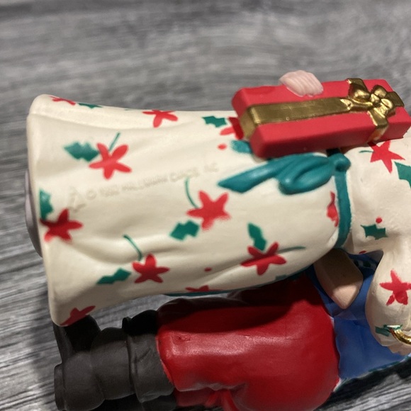 Hallmark | Mr. and Mrs. Claus: Gift Exchange (1992) - Vintage Keepsake Ornament - Picture 16 of 16